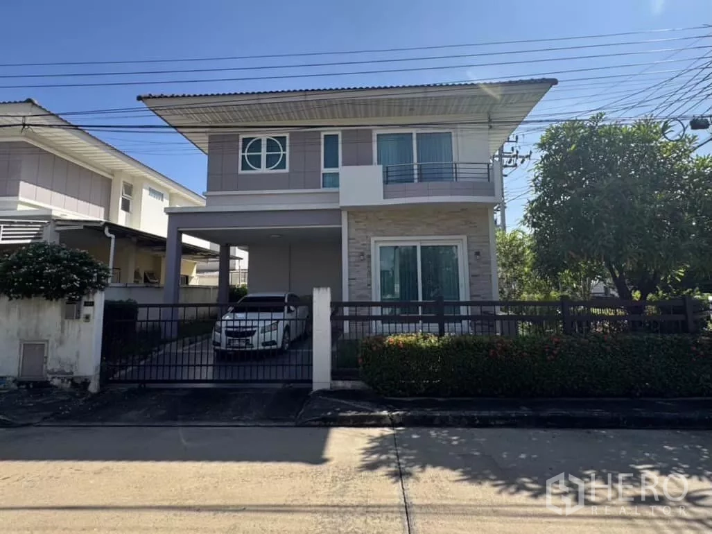 Detached House for sale in Lat Krabang, Bangkok - Two-storey detached house with gated driveway, carport and mature greenery in Lat Krabang, Bangkok.