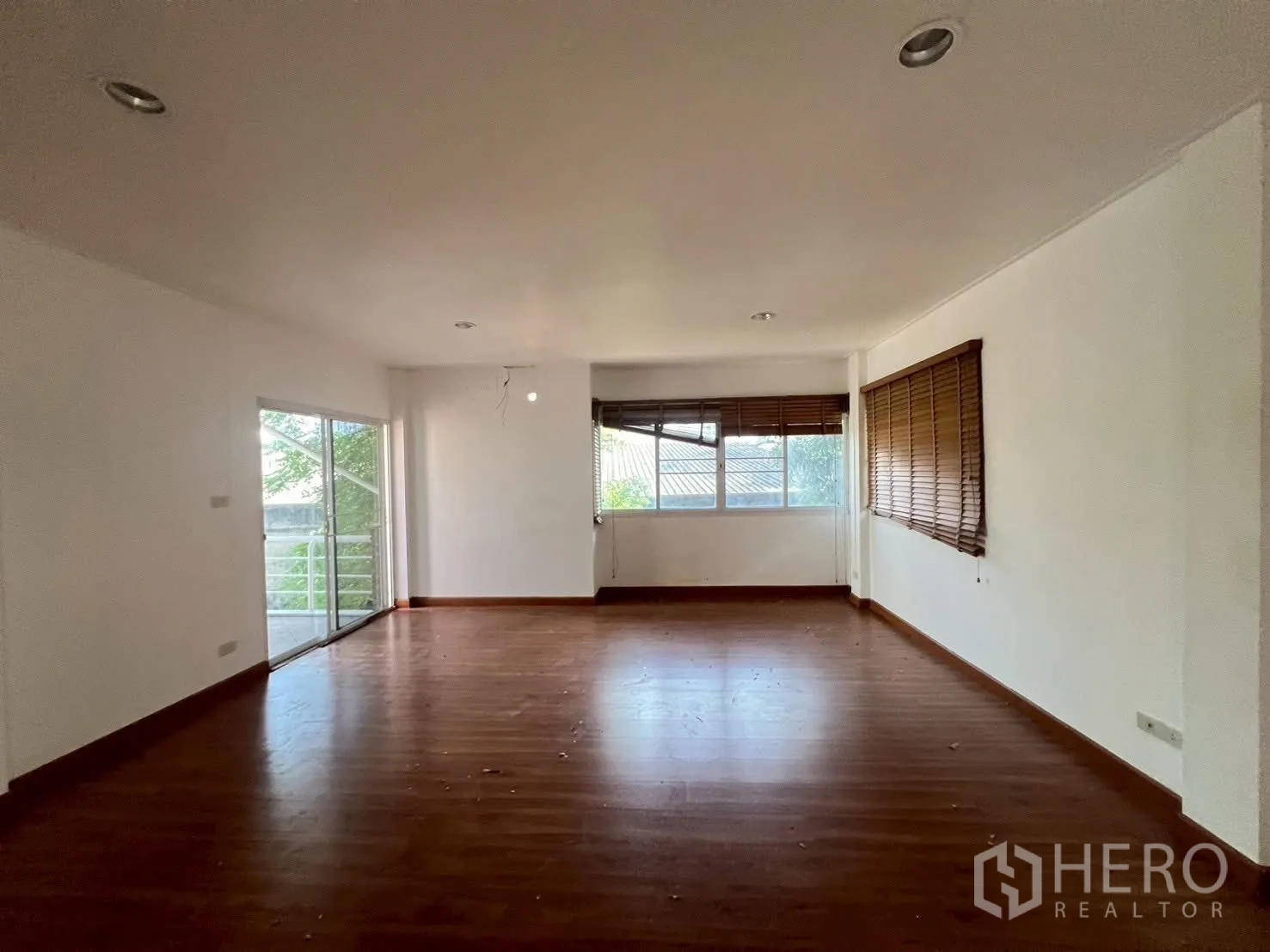 บ้านเดี่ยว for rent in Watthana, Bangkok - ห้องชั้นบนกว้าง พื้นไม้ หน้าต่างรอบด้าน