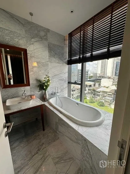 คอนโด ให้เช่าในWatthana, Bangkok - ห้องน้ำหินอ่อนพร้อมอ่างอาบน้ำริมหน้าต่างชมวิวสกายไลน์กรุงเทพฯ