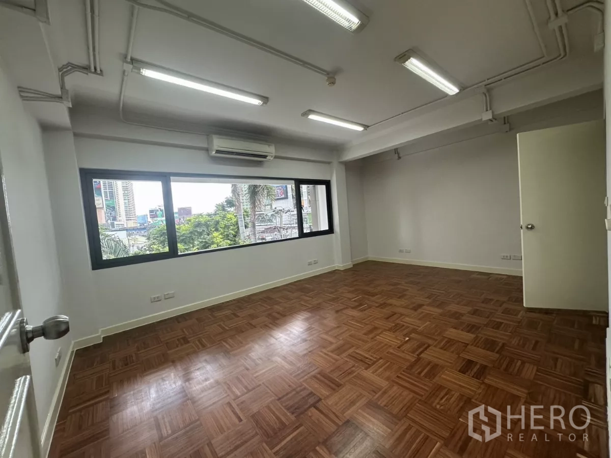 สำนักงาน ให้เช่าในWatthana, Bangkok - ห้องอเนกประสงค์แยกส่วน หน้าต่างแนวนอนกว้าง แอร์แบบแยก และวิวเมืองท่ามกลางต้นไม้.