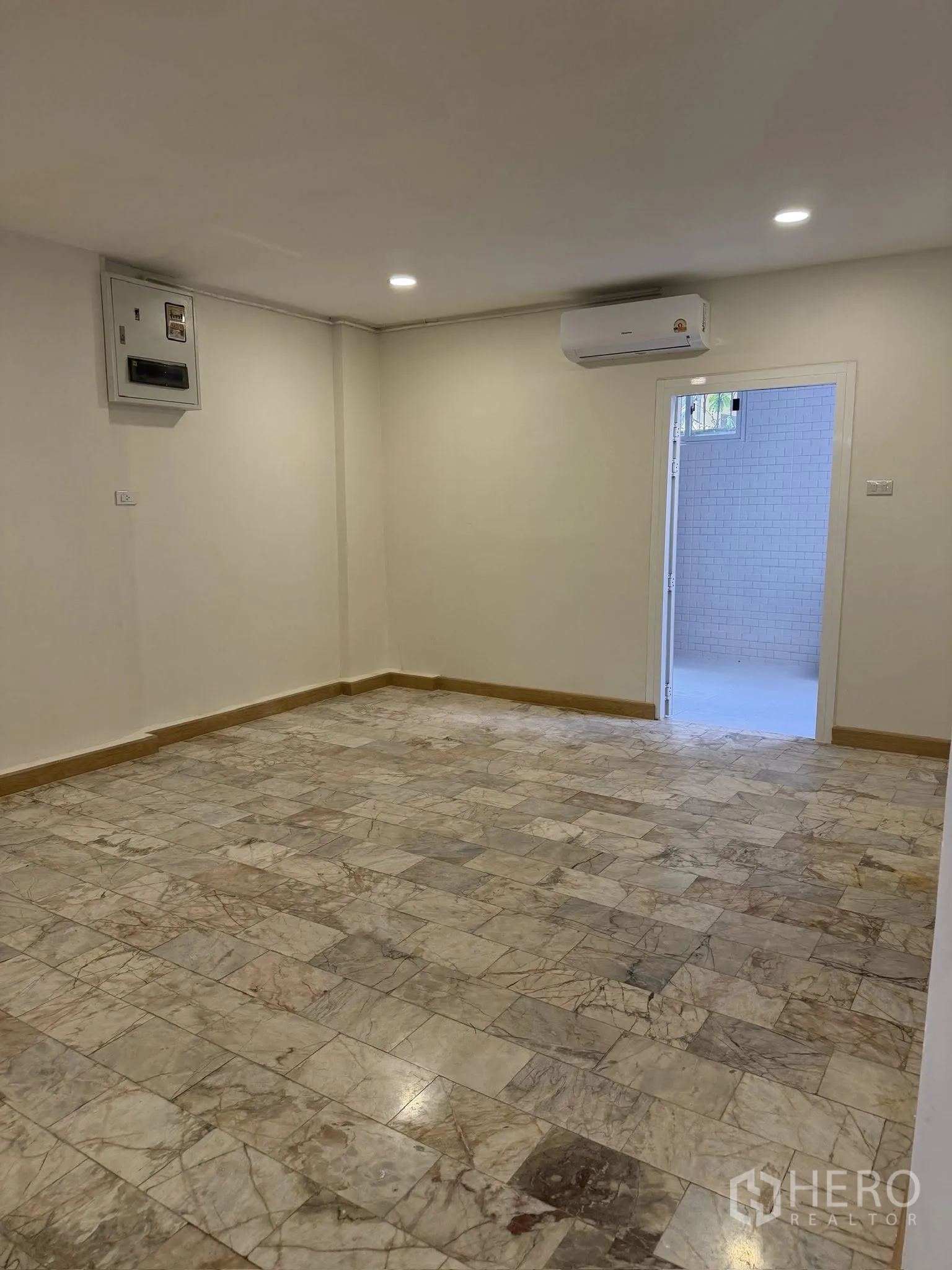 Townhouse for rent or sale in Yan Nawa, Bangkok - Air-conditioned room with marble flooring opening to the kitchen.