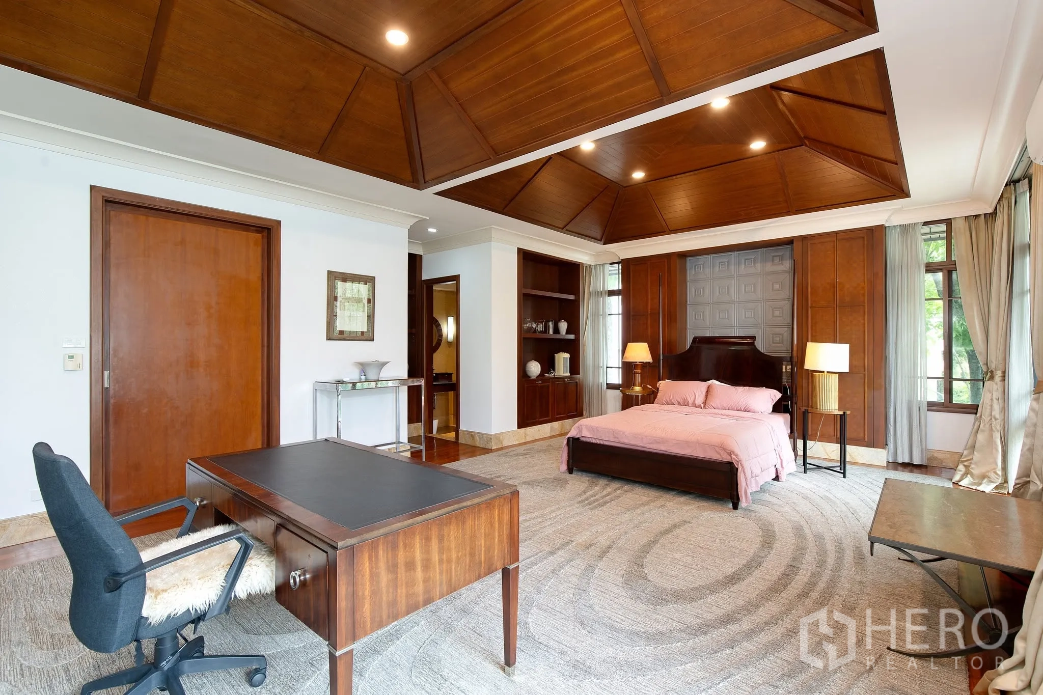 บ้านเดี่ยว for rent or sale in Watthana, Bangkok - มุมห้องนอนมีชั้นบิวท์อิน โต๊ะทำงาน และงานไม้โทนอุ่น