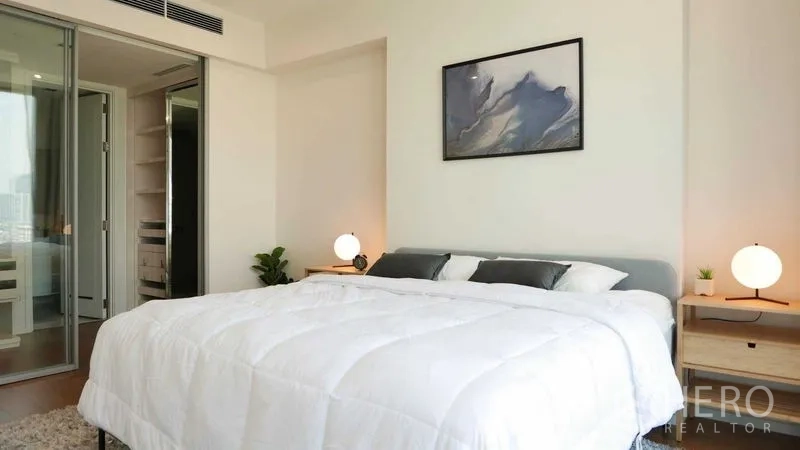 คอนโด ให้เช่าในSathon, Bangkok - ห้องนอนเตียงคิงไซส์ โคมไฟหัวเตียง และประตูกระจกเลื่อนไปยังตู้เสื้อผ้า
