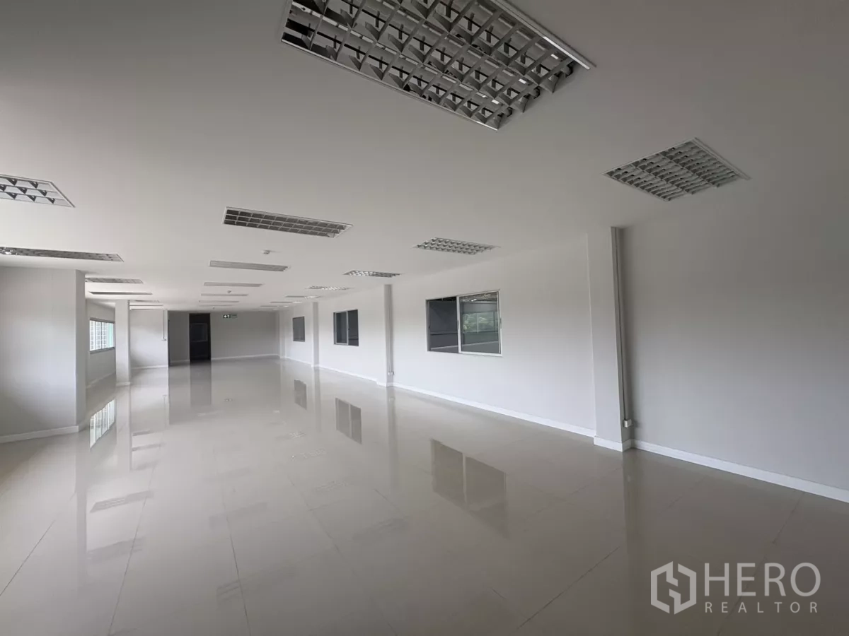 工厂 出租在Bang Phli, Samut Prakan - 开放式夹层办公室，亮面地砖