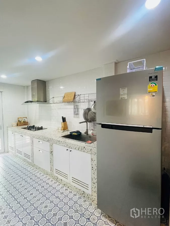 独立式住宅 出租在Prawet, Bangkok - 独立泰式厨房，水磨石台面、燃气灶、冰箱与花纹地砖