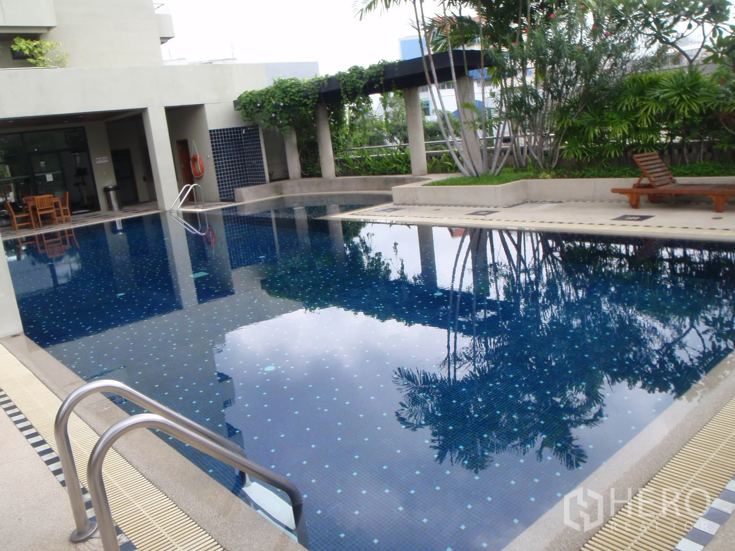 คอนโด ให้เช่าในSathon, Bangkok - สระว่ายน้ำกลางแจ้งของคอนโดพร้อมเด็คพักผ่อน เก้าอี้ และสวนตกแต่ง