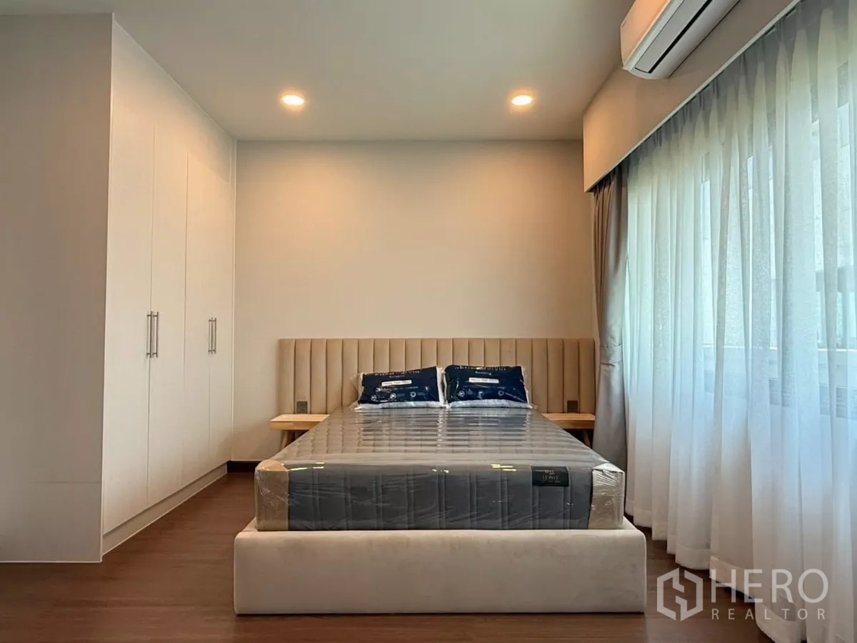 独立式住宅 出租在Bang Phli, Samut Prakan - 明亮次卧，定制衣柜、软包床头与大窗