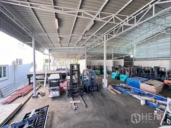 货栈 出售在Bang Phli, Samut Prakan - 开放式仓库内部，约7米高钢结构屋顶，叉车与存储区，适合重型设备。