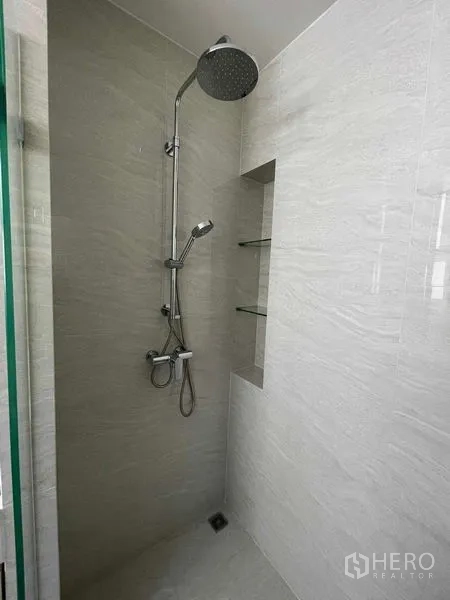公寓 出租在Watthana, Bangkok - 独立淋浴间，雨淋花洒与手持花洒，墙面铺设瓷砖。