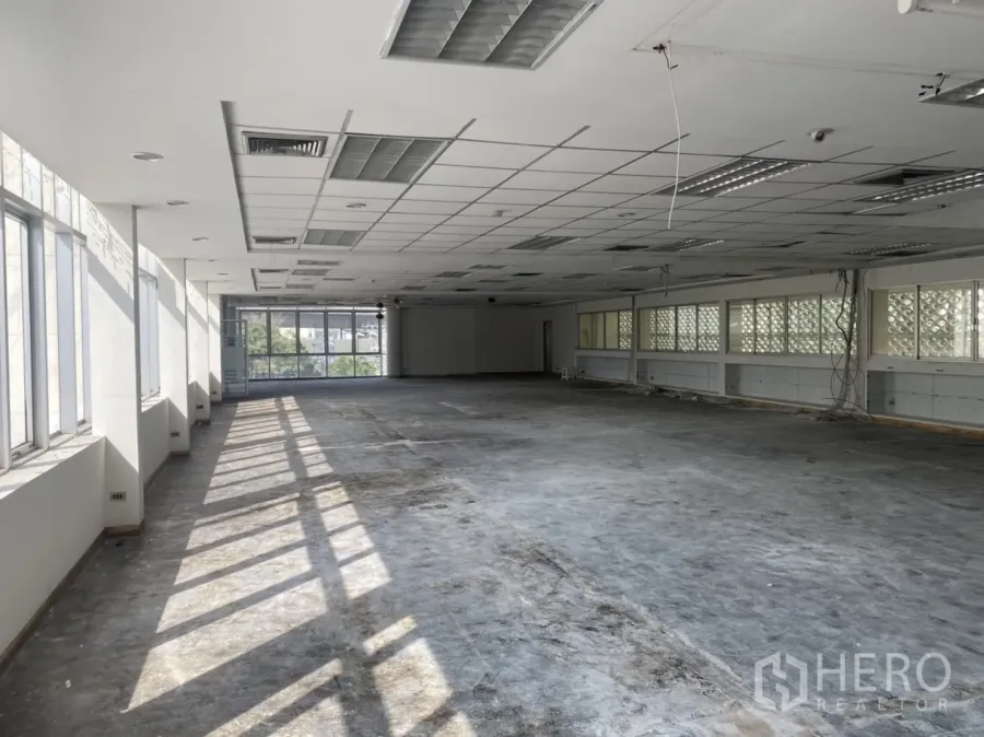 办公空间 出租在Khlong Toei, Bangkok - 大型开放式办公室，格栅吊顶与宽大的窗户引入自然采光