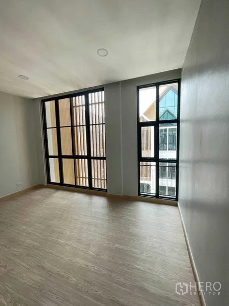 带办公室的家 出租在Bang Kapi, Bangkok - 紧凑办公间，黑框大窗可见周边景观。