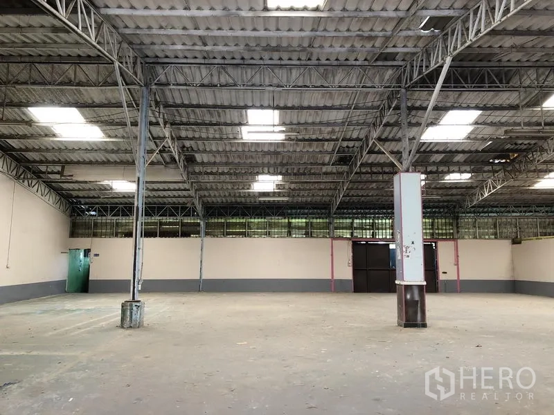 คลังสินค้า ให้เช่าในSai Mai, Bangkok - พื้นที่ภายในโกดังโล่ง โครงหลังคาเหล็ก มีช่องแสงและพื้นคอนกรีต