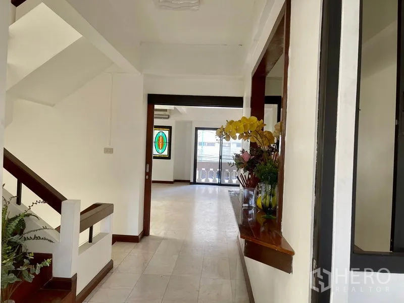 带办公室的家 出租在Khlong Toei, Bangkok - 一层走廊，楼梯、彩色玻璃窗与通向阳台的视野。