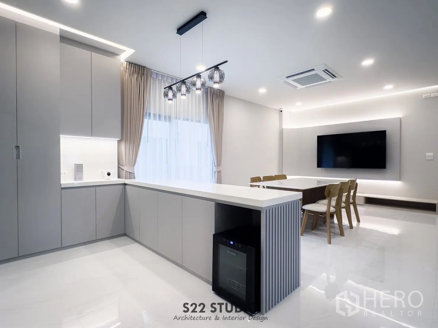 独立式住宅 出租在Bang Phli, Samut Prakan - 开放式厨房，岛台、定制橱柜、吊顶风盘与酒柜