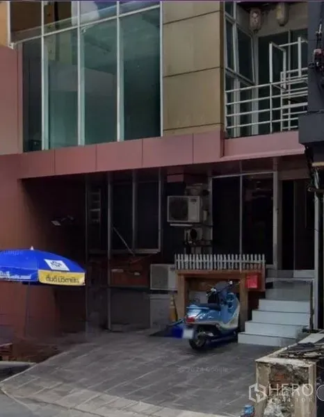 零售空间 出租在Khlong Toei, Bangkok - 前庭与抬高入口，通往玻璃门面的商铺单元。