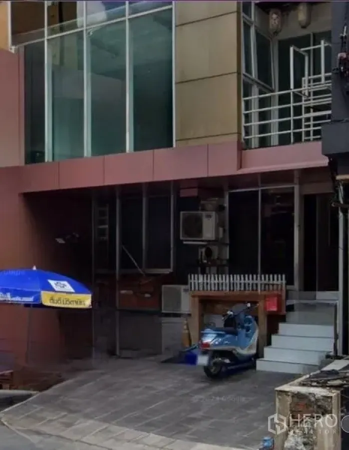 零售空间 出租在Khlong Toei, Bangkok - 前庭与抬高入口，通往玻璃门面的商铺单元。