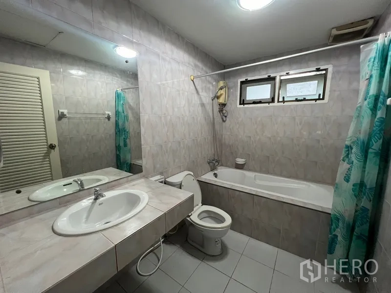 บ้าน ให้เช่าในBang Na, Bangkok - ห้องน้ำมีอ่างอาบน้ำ ฝักบัว และกระจกบานใหญ่