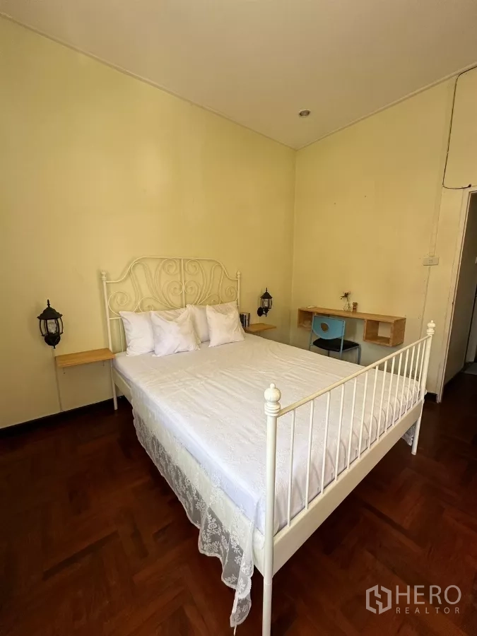 带办公室的家 出租在Suan Luang, Bangkok - 卧室另一角度，白色铁床与学习桌。