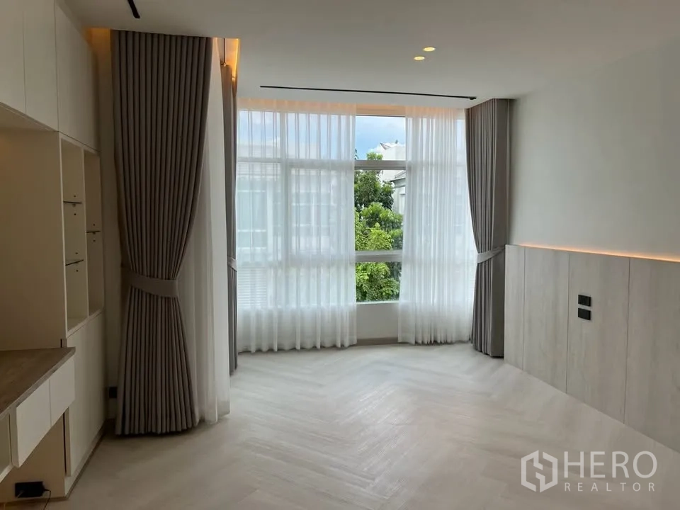 联排别墅 for rent in Prawet, Bangkok - 转角大窗配高窗帘，可见绿景。