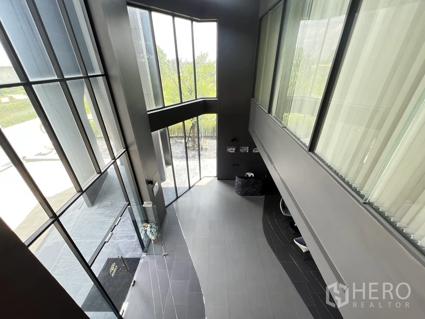 货栈 出售在Lat Krabang, Bangkok - 从楼上俯瞰双层挑高大堂与入口区。