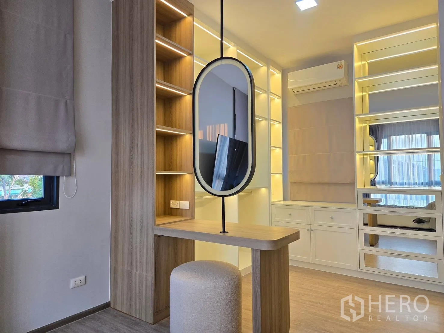 บ้าน for rent or sale in Bang Phli, Samut Prakan - ห้องแต่งตัวพร้อมกระจกวงรี ชั้นวางของแบบเปิด สตูล และไฟซ่อนโทนอุ่น