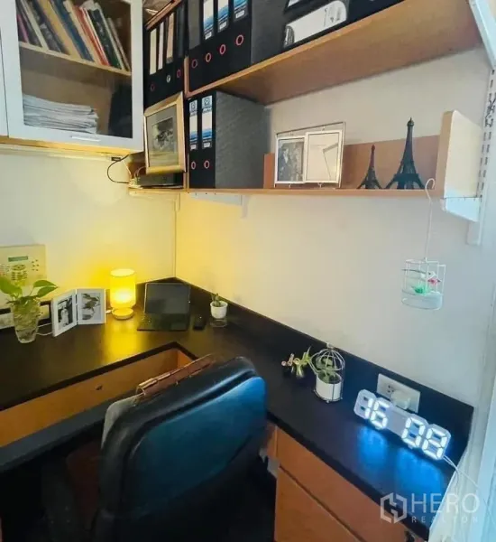 Detached House for rent or sale in Lam Luk Ka, Pathum Thani - Compact home office nook with corner desk, shelving and task lighting.