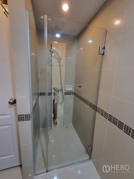 คอนโด ให้เช่าในPhra Khanong, Bangkok - ตู้ Shower กระจกพร้อมฝักบัวมือถือ กระเบื้องโทนเรียบ