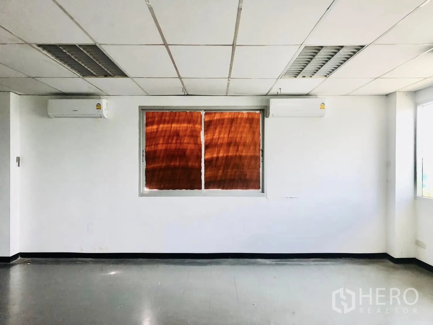 办公室 for rent in Lat Phrao, Bangkok - 墙面装有两台空调，中间有一扇窗。