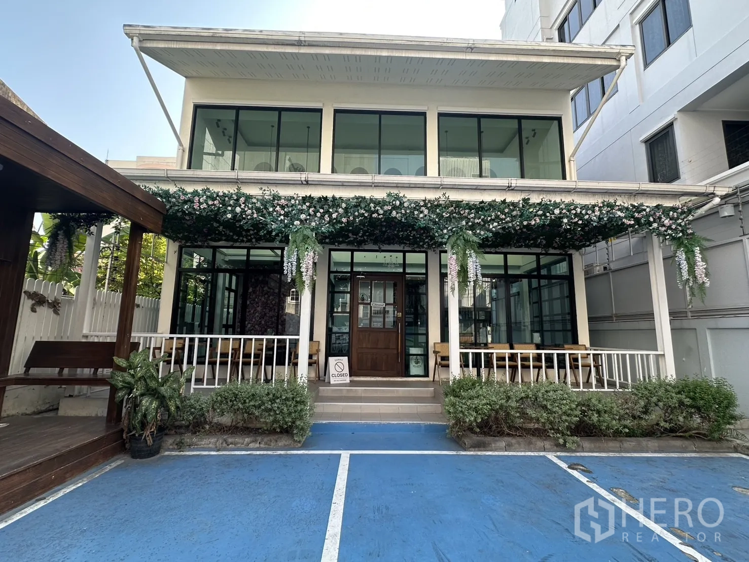 零售空间 for rent in Watthana, Bangkok - 素坤逸两层零售建筑，整面玻璃立面，绿植花棚与门廊座位，店前专属停车位，靠近BTS Ekkamai。