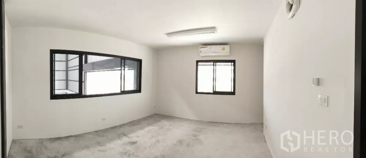货栈 出租在Lat Krabang, Bangkok - 干净的主管办公室，设大窗与空调，可俯瞰仓库作业区。
