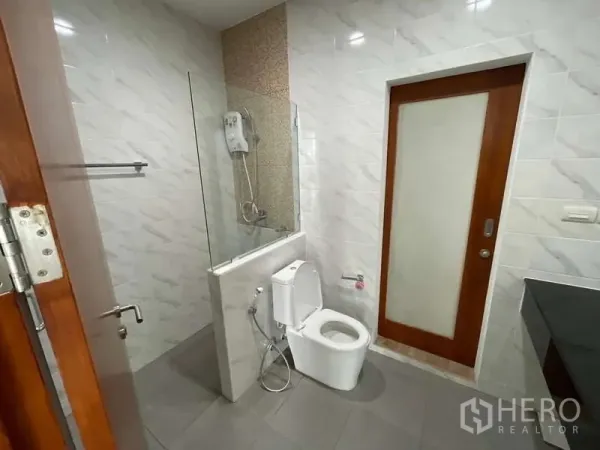 带办公室的家 出租或出售在Wang Thonglang, Bangkok - 浴室配玻璃隔断淋浴、坐便器与壁挂式热水器