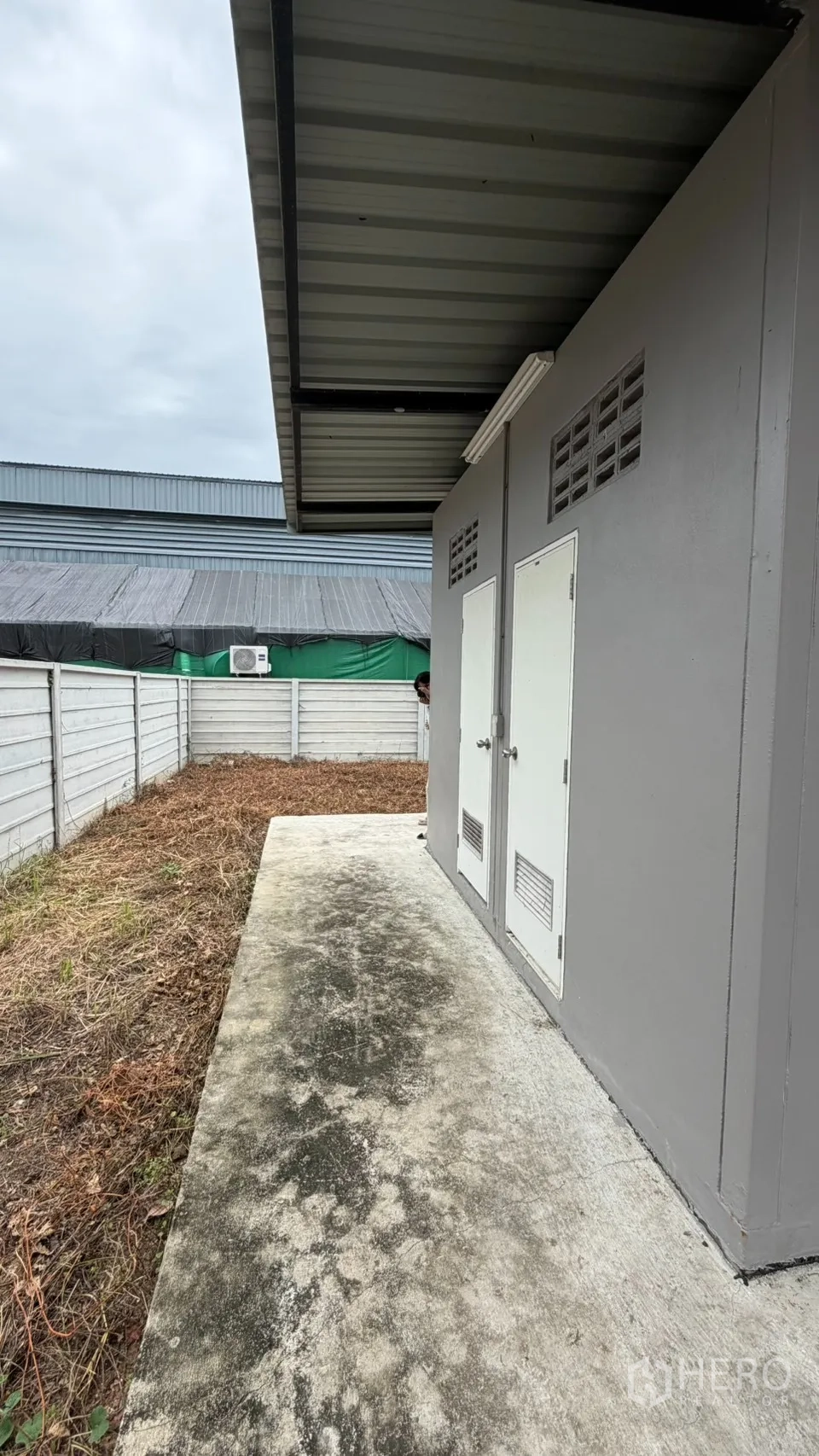 工厂 for sale in Bang Len, Nakhon Pathom - 室外机房/服务区，带遮篷与混凝土通道。
