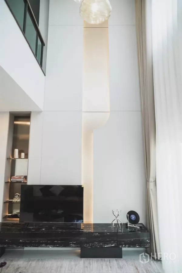 独立式住宅 出租在Bang Phli, Samut Prakan - 特色墙面带隐藏灯光，黑色大理石悬浮电视柜与落地窗帘。