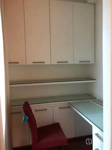 Townhouse for rent in Chatuchak, Bangkok - Small study nook with built-in desk, shelving and overhead cabinets.