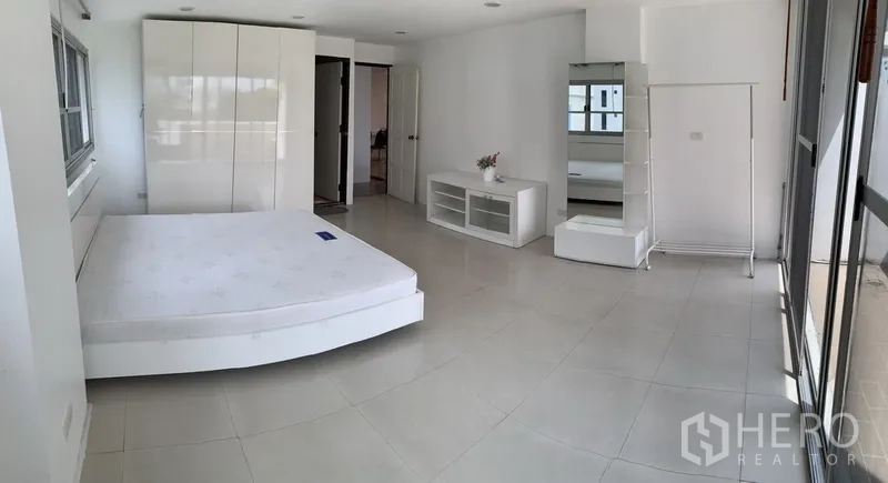 คอนโด ให้เช่าในSathon, Bangkok - ห้องนอนใหญ่พร้อมตู้เสื้อผ้า เฟอร์นิเจอร์สีขาว และหน้าต่างบานกว้าง