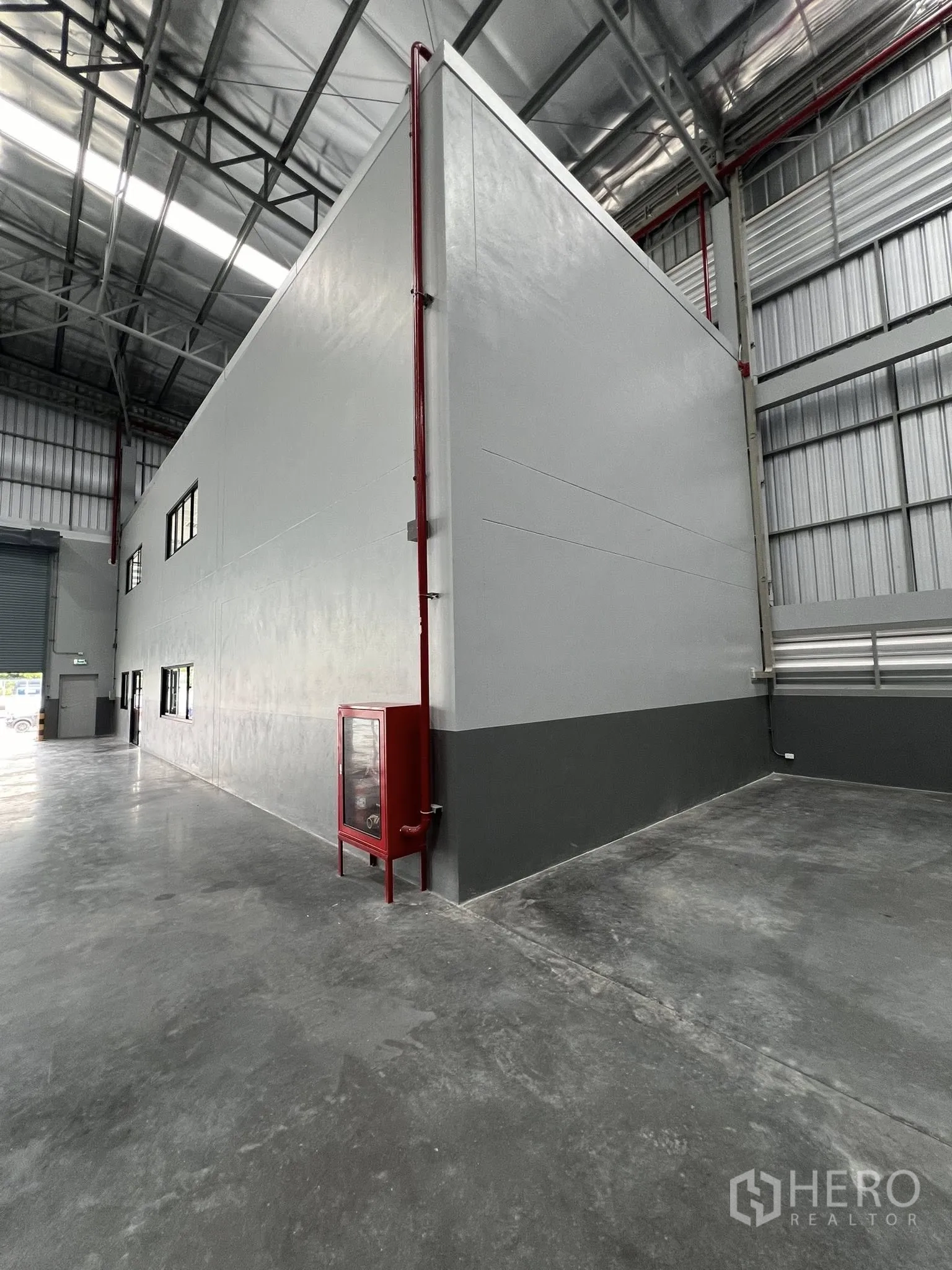 โกดัง for rent in Phra Pradaeng, Samut Prakan - ด้านข้างออฟฟิศในโกดัง พร้อมตู้สายดับเพลิงติดผนัง