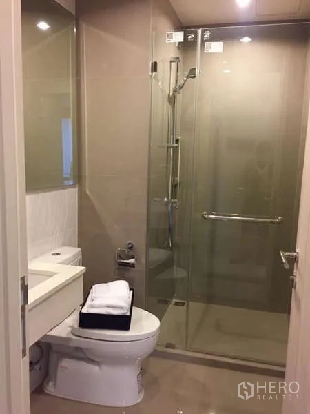 คอนโด ให้เช่าในKhlong Toei, Bangkok - ห้องน้ำขนาดกะทัดรัดพร้อมโถสุขภัณฑ์และตู้ shower กระจกใส