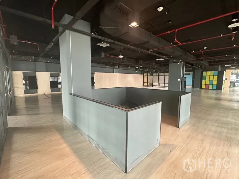 Office Space for rent in Bang Rak, Bangkok - Central reception or service counter within an open-plan office.