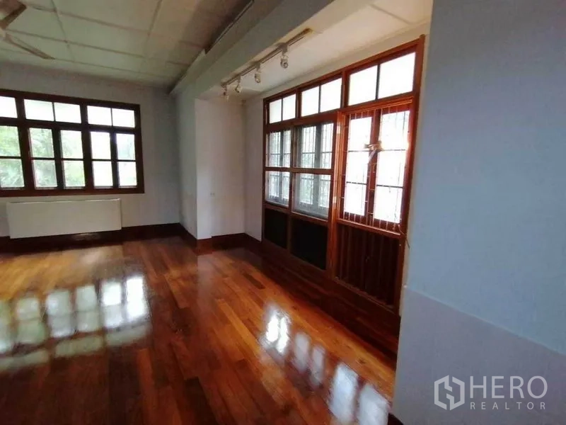 独立式住宅 出租在Pathum Wan, Bangkok - 采光充足的房间，大面积木框窗与轨道射灯
