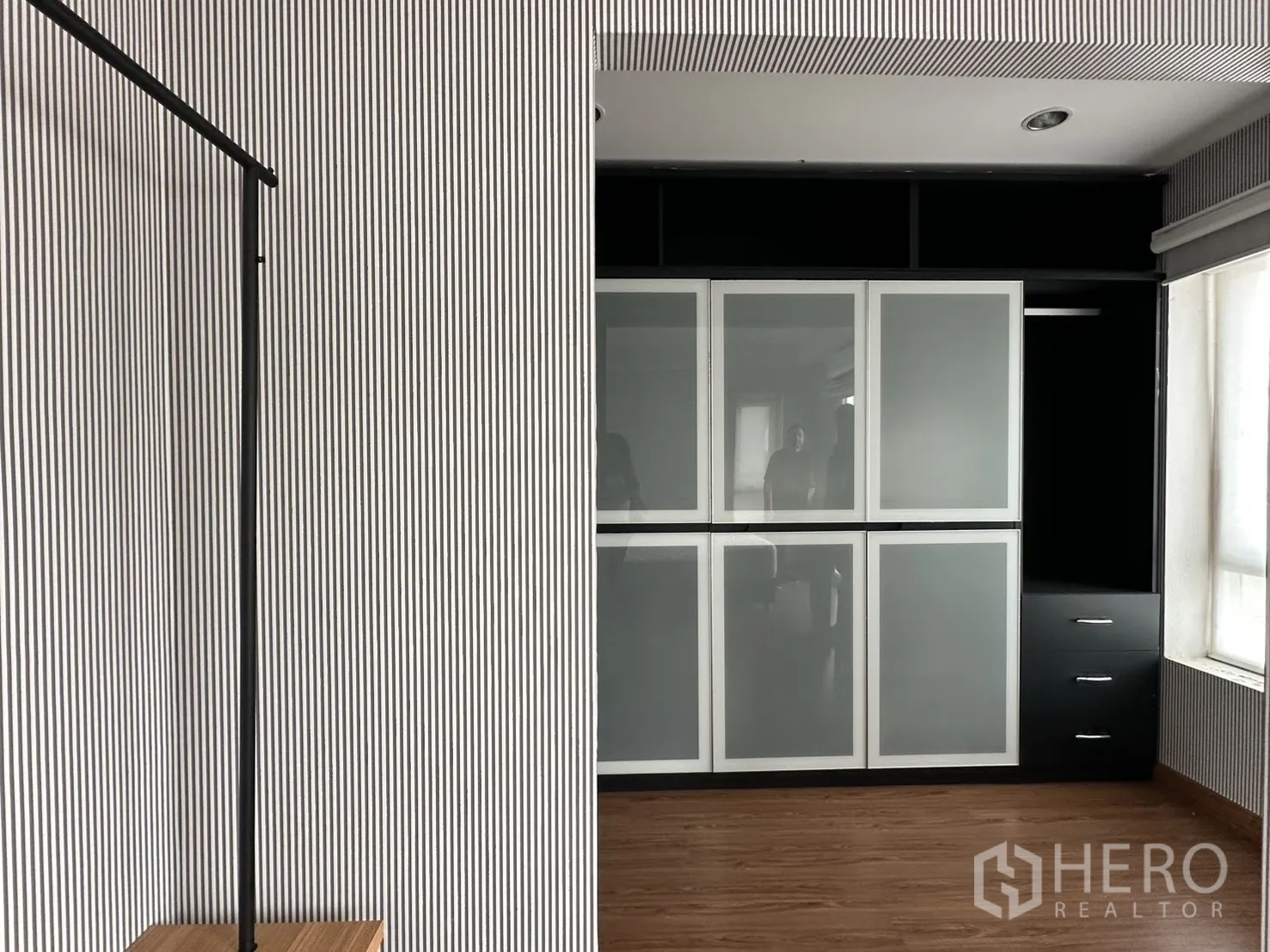โฮมออฟฟิศ for rent in Watthana, Bangkok - มุมมองผ่านผนังลายเส้นไปยังตู้บิลท์อินขนาดใหญ่