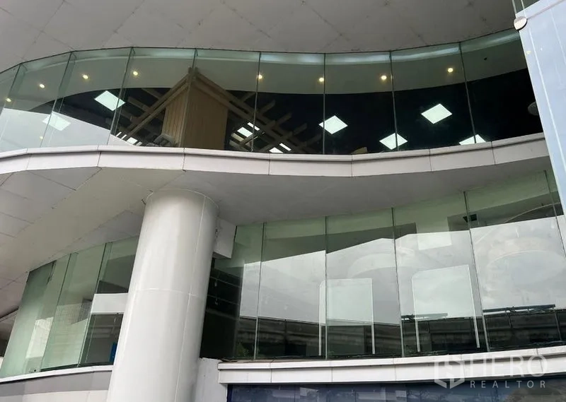 零售空间 出租 - 上层玻璃立面带吊顶灯光，转角门面宽，适合显眼招牌。