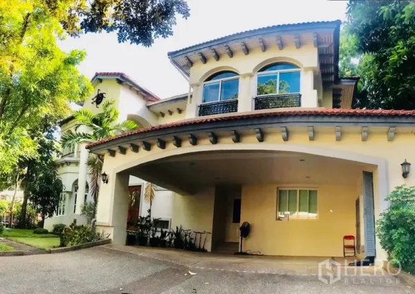บ้าน ให้เช่าหรือขายในBang Na, Bangkok - บ้านเดี่ยวสองชั้นพร้อมที่จอดรถในร่มและหน้าต่างโค้ง