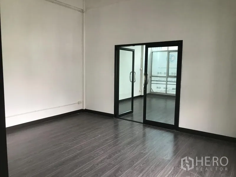 店屋 出租在Watthana, Bangkok - 宽敞工作区，深色地板，推拉玻璃门连接相邻房间