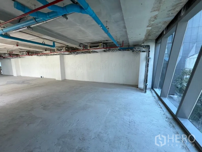 Retail Space for rent in Pathum Wan, Bangkok - Open retail area featuring tall windows and overhead ductwork.