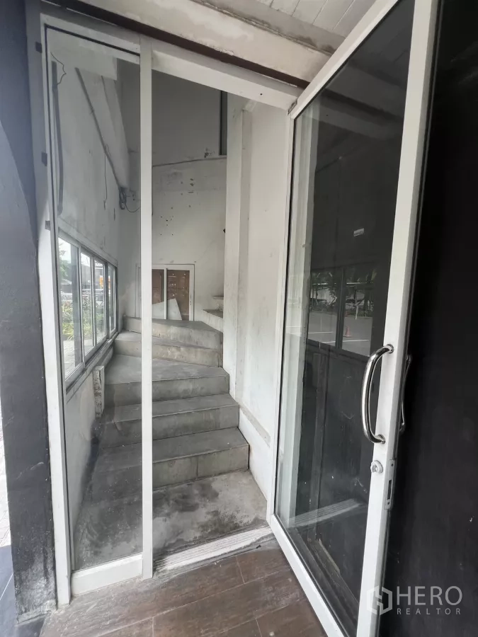 零售空间 出租 - 入口前厅，推拉玻璃门连接楼梯通道。