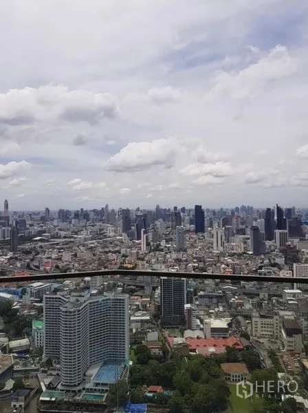 公寓 出租在Khlong San, Bangkok - 高层全景视野，远望曼谷城市建筑群。