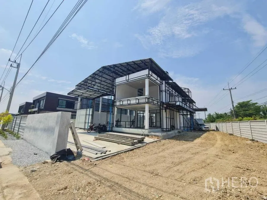 Warehouse for rent in Bang Len, Nakhon Pathom - Contemporary warehouse exterior with expansive yard, side access road and metal roofing.