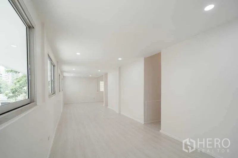 独立式住宅 出售在Watthana, Bangkok - 细长多功能房，双侧开窗与筒灯