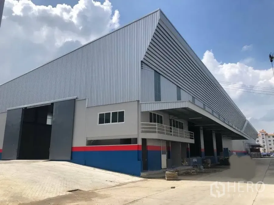 货栈 出租在Bang Phli, Samut Prakan - 新建金属外墙仓库外观，带遮雨的升高装卸平台和宽阔卡车通道
