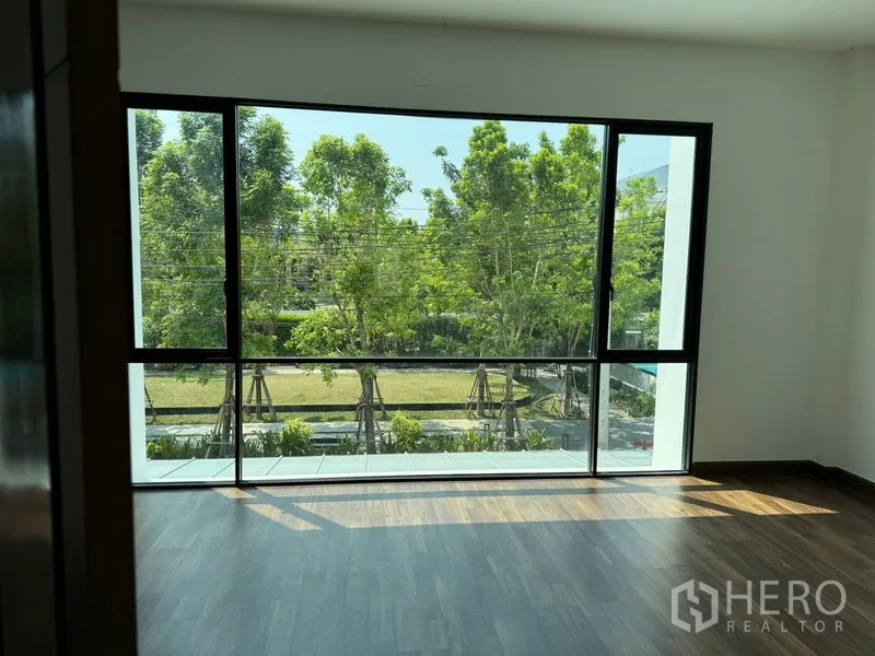 สำนักงานที่บ้าน ให้เช่าหรือขายในBang Na, Bangkok - ห้องนอนใหญ่กระจกเต็มผนัง มองเห็นต้นไม้และสวนด้านหน้า